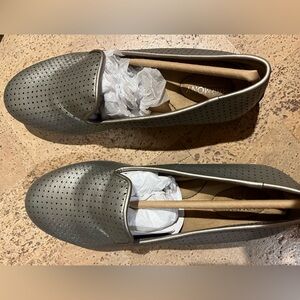 Harmony 783 silver leather loafers grounding shoes. Size 8.5